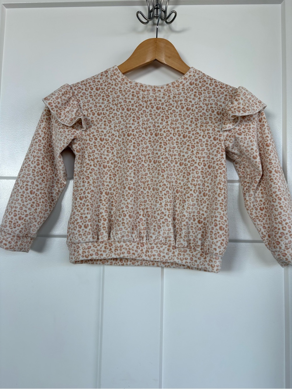 Cat & Jack Girls' Pink Leopard Print Ruffle Sweatshirt and Sweatpants Size: 5T - Picture 4 of 15